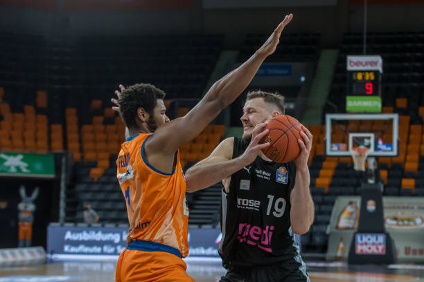 攻防守两端 攻防守两端