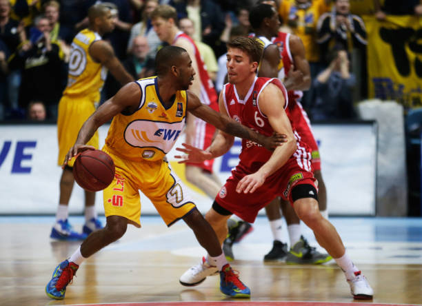 同时脚下技 同时脚下技